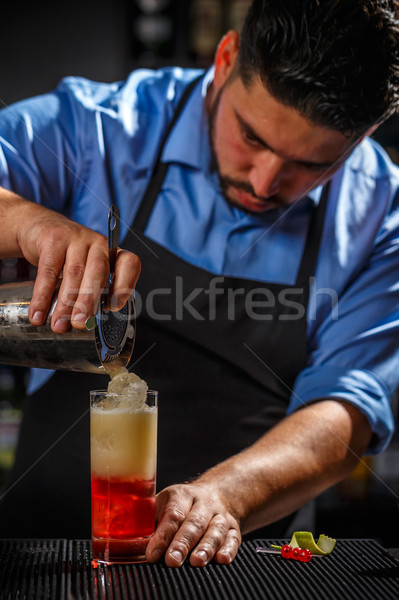 Barkeeper Gießen Cocktail frischen Glas bar Stock foto © grafvision