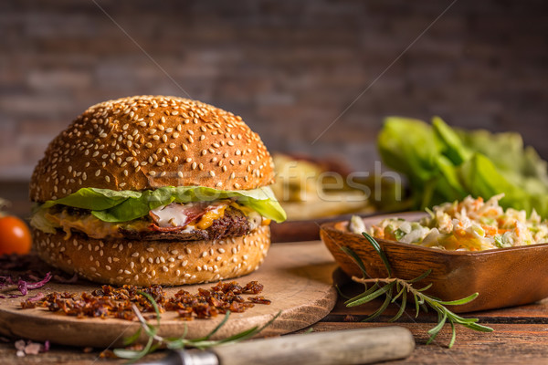 Friss házi készítésű hamburger fából készült vágódeszka étel Stock fotó © grafvision