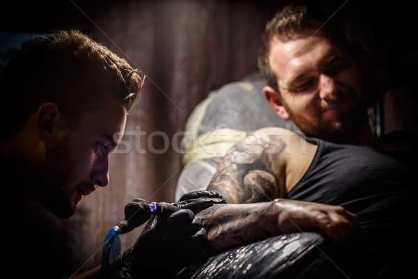 Profi tetoválás művész fiatal férfi festék Stock fotó © grafvision
