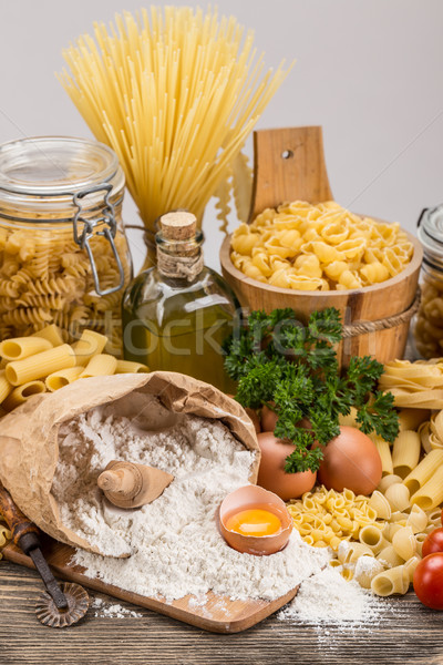 Foto d'archivio: Pasta · greggio · farina · uova · bordo · legno