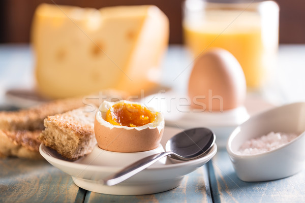 Huevo pasado por agua huevera mesa de madera pan desayuno taza Foto stock © grafvision