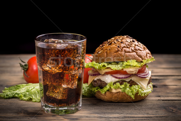 Stock foto: Cheeseburger · Cola · Holzbrett · Eis · Abendessen · Fleisch