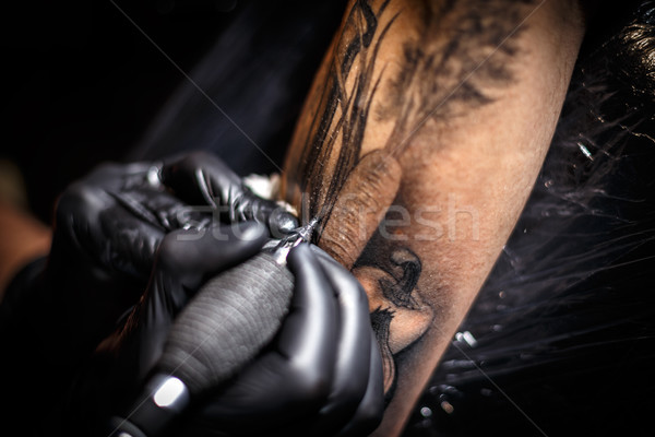 Tattoo Künstler Bild Hand Mann malen Stock foto © grafvision