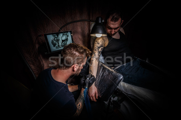 Foto stock: Homem · tatuagem · mestre · retrato · processo