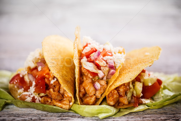 Tacos salată verde brânză tomate alimente pui Imagine de stoc © grafvision