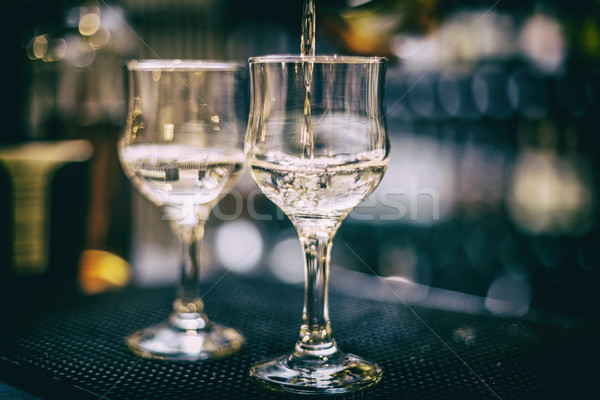 Barkeeper Gießen Alkohol erschossen Glas Stock foto © grafvision
