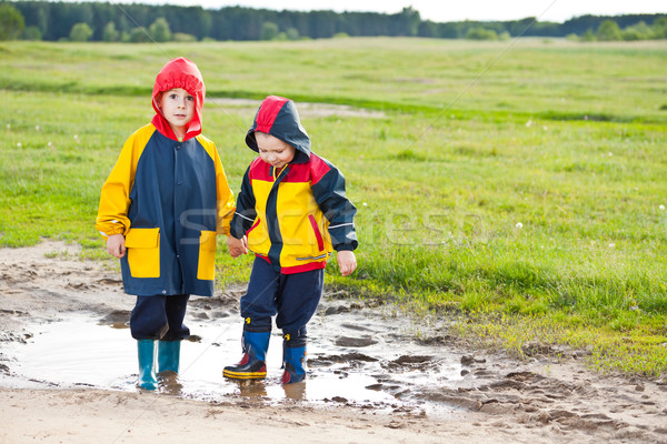 Iki kardeşler yürüyüş çamur su Stok fotoğraf © grafvision