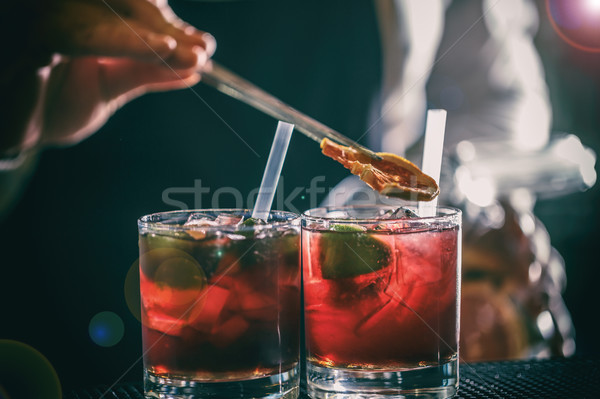 Roşu cocktail bar contracara barman lămâie Imagine de stoc © grafvision