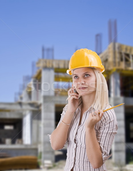 Foto stock: Mulher · jovem · arquiteto · telefone · construção · lápis · fundo