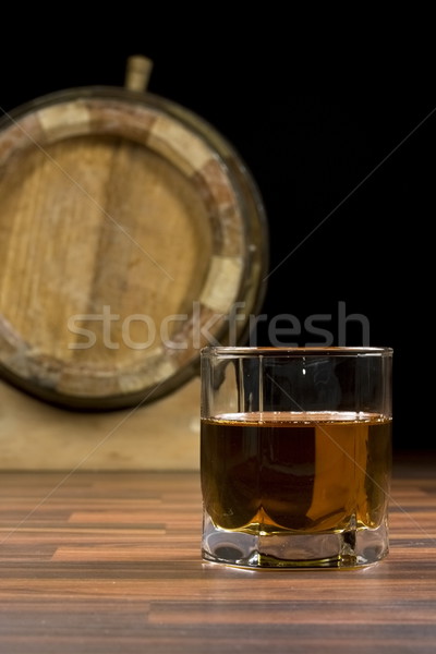 Vecchio whisky occhiali tavolo in legno acqua vino Foto d'archivio © grafvision