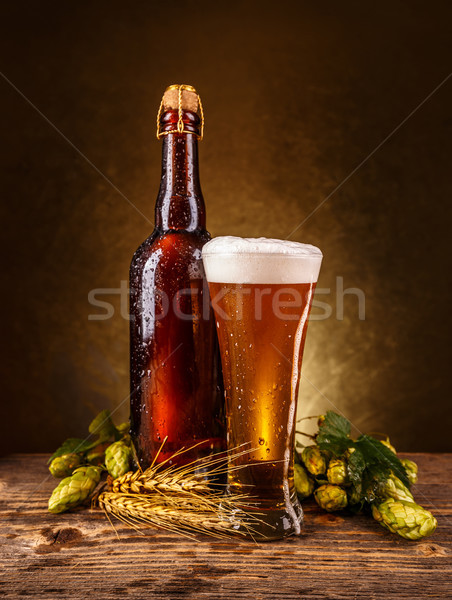 Proaspăt spumos bere sticlă grâu verde Imagine de stoc © grafvision