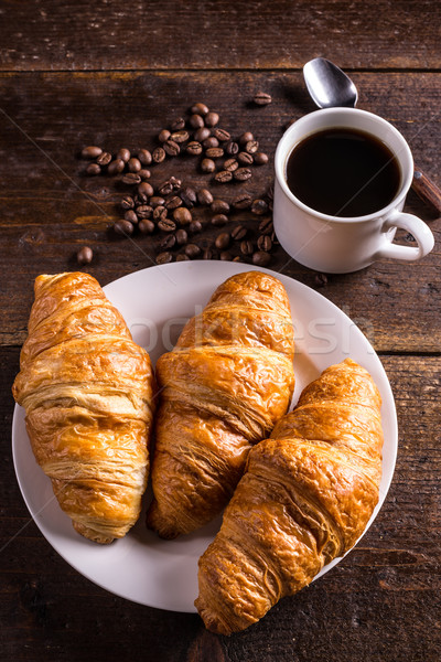 Koffie croissant ontbijt rustiek houten tafel beker Stockfoto © grafvision