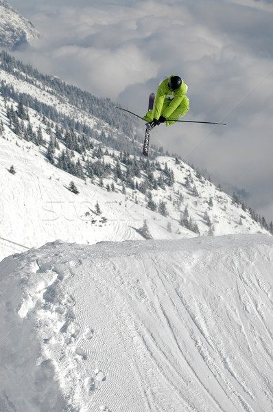 Jóvenes estilo libre esquiador saltar alto montanas Foto stock © gravityimaging