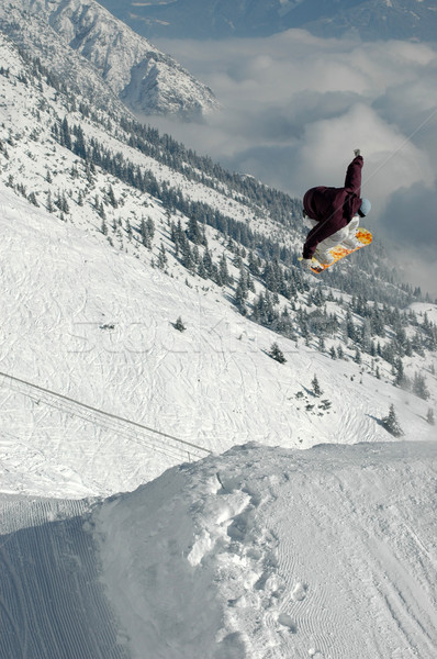 Jumping freestyle snowboarder alto montagna neve Foto d'archivio © gravityimaging