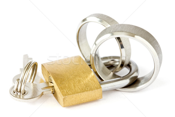 Foto stock: Juntos · para · sempre · dourado · cadeado · anéis · de · casamento · branco