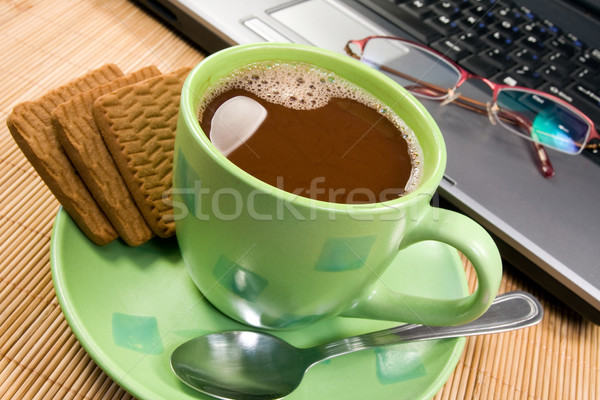 Bebida quente computador copo quente cacau biscoitos Foto stock © Grazvydas