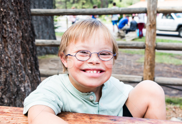 Cięcia mały chłopca syndrom posiedzenia tabeli Zdjęcia stock © gregorydean
