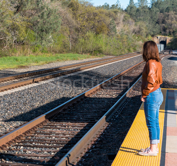 Fată în picioare tren drăguţ ochi Imagine de stoc © gregorydean