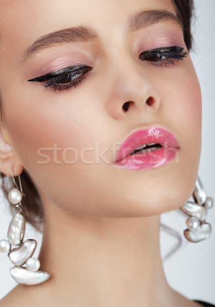 Studio portrait jeune femme boucles d'oreilles femme oeil Photo stock © gromovataya