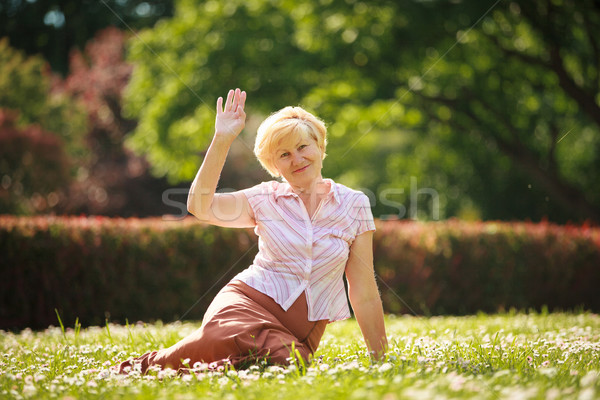 Maturitate european par alb femeie şedinţei iarbă Imagine de stoc © gromovataya
