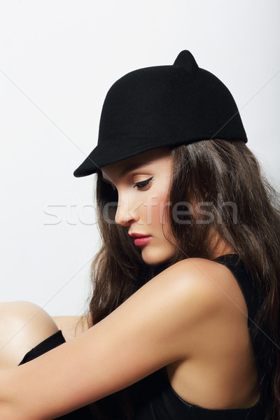 Wyrafinowany pani wełniany cap posiedzenia strony Zdjęcia stock © gromovataya