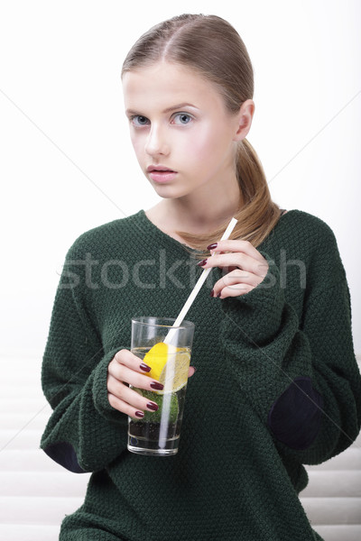 Młodych kobiet zielone szkła napój bezalkoholowy moda Zdjęcia stock © gromovataya