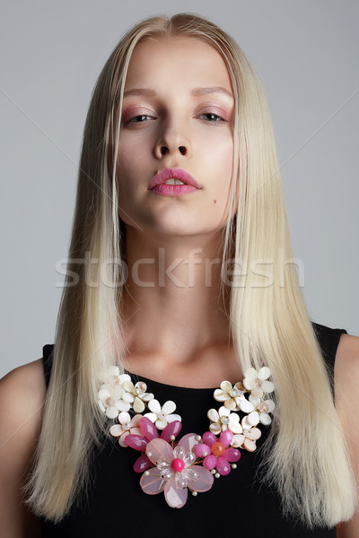 длинные волосы блондинка гирлянда шее цветок девушки Сток-фото © gromovataya