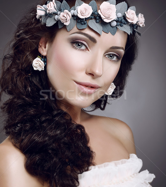 Perfezione indossare ghirlanda fiori ragazza Foto d'archivio © gromovataya