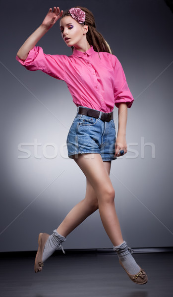 Foto stock: Jóvenes · ejecutando · mujer · elegante · jeans · shorts