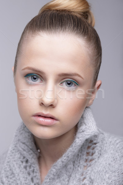 Portret młodych kobiet szary wełniany sweter Zdjęcia stock © gromovataya