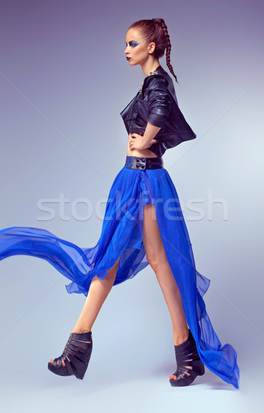 Modieus vrouw poseren moderne Blauw jurk Stockfoto © gromovataya