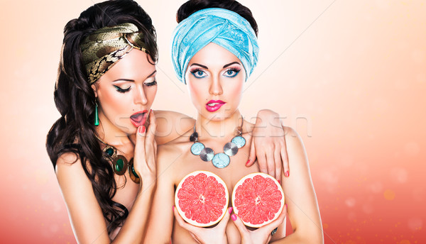 Doua femei performanţă dorinta pasiune petrecere Imagine de stoc © gromovataya