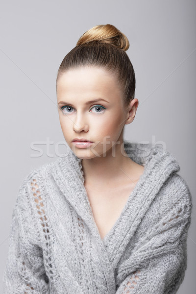 Estudio retrato jóvenes femenino gris Foto stock © gromovataya