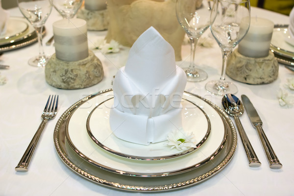 Tabel set cina de masă flori nuntă sticlă Imagine de stoc © gsermek