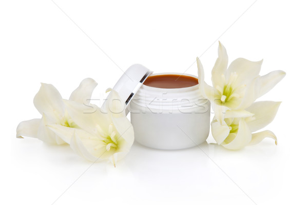 Foto d'archivio: Open · jar · cosmetici · crema · fiori · isolato