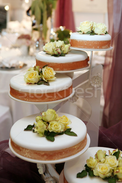 Piękna tort weselny odznaczony żółty róż żywności Zdjęcia stock © gsermek