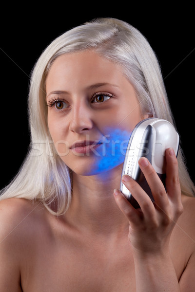 Jeune femme traitement bleu lumière visage médicaux Photo stock © gsermek