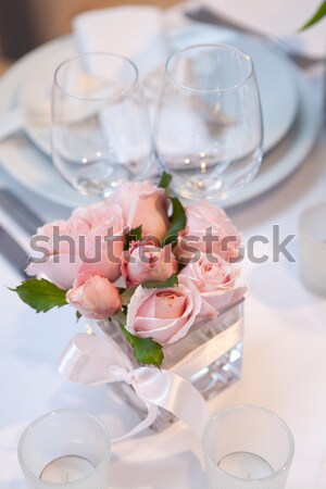 Zärtlich rosa Rosen Vase Hochzeit Tabelle Stock foto © gsermek