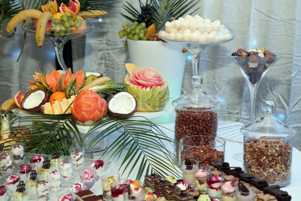 Tropische vruchten geserveerd banket vergadering vruchten cake Stockfoto © gsermek