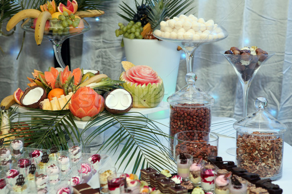 Tropischen Früchten serviert Bankett Sitzung Obst Kuchen Stock foto © gsermek