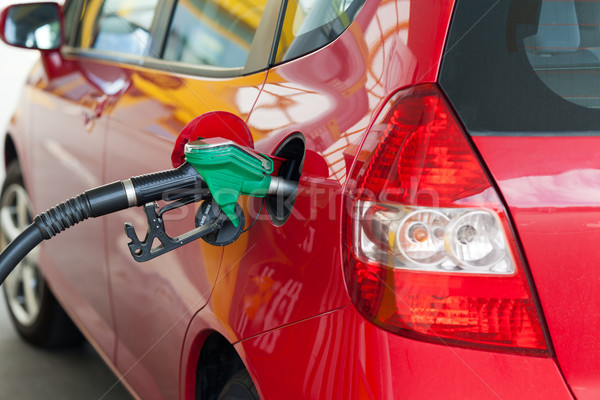 Roşu maşină benzinărie uşă energie putere Imagine de stoc © gsermek