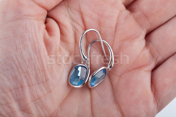 [[stock_photo]]: Paire · saphir · boucles · d'oreilles · Palm · Homme · main