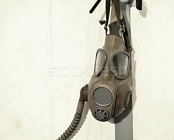 Gaz maskesi eski asılı duvar savaş maske Stok fotoğraf © hamik