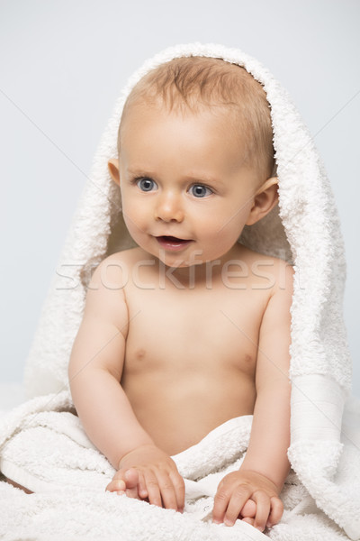 かわいい 白人 赤ちゃん 少年 座って ベッド ストックフォト C Handmademedia Stockfresh