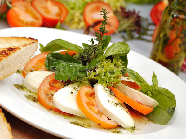 Branza mozzarella fel de mâncare tomate salată verde pâine brânză Imagine de stoc © hanusst