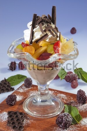 Sundae gyümölcsök gyerekek csokoládé cseppek tejszínhab Stock fotó © hanusst