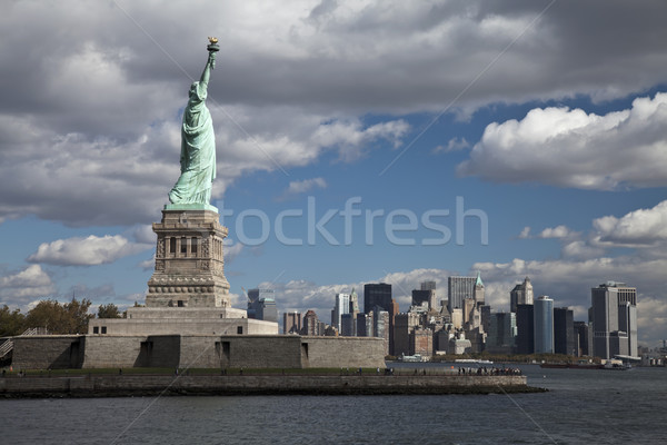 Statuie libertate New York City cer albastru călători Imagine de stoc © hanusst