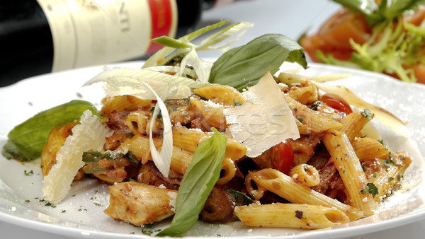 [[stock_photo]]: Italien · pâtes · poulet · pièces · épinards · restaurant