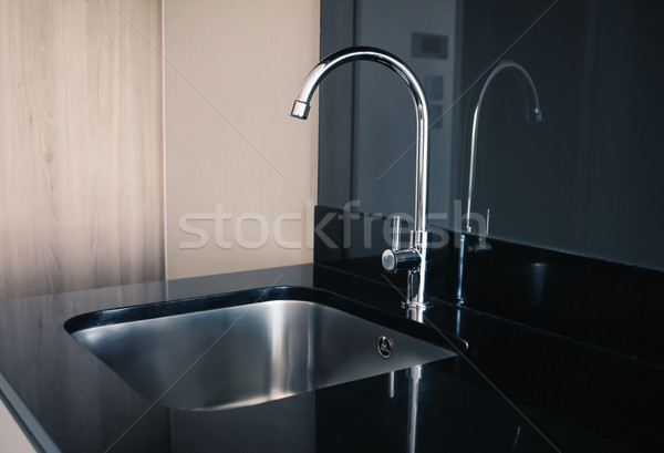 Modern rozsdamentes mosdókagyló konyha kéz otthon Stock fotó © happydancing