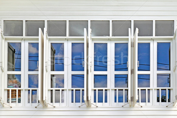 Weiß Fenster blauer Himmel Gebäude Holz Wand Stock foto © happydancing